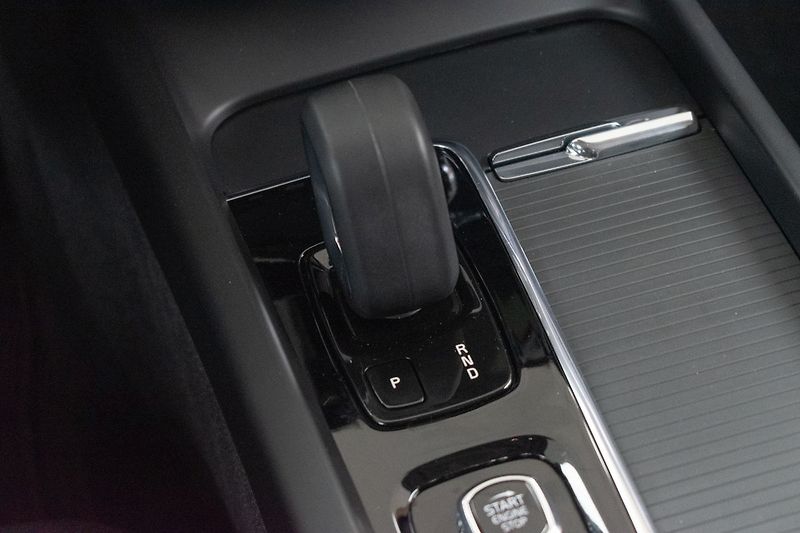 Volvo XC60 B4 AWD KESSY*MATRIX*VÝHŘEV* - fotka 21 z 32