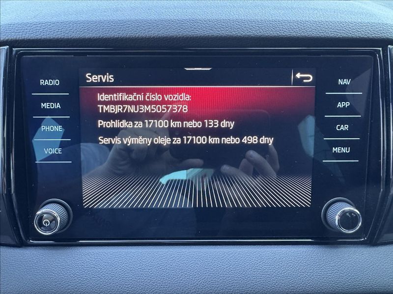 Škoda Karoq 1,5 TSI DSG SPORTLINE DPH ČR - fotka 39 z 50