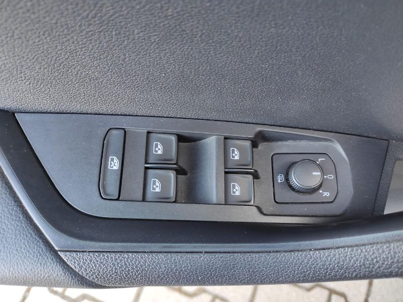 Škoda Karoq (2018) Ambition 1.0 TSI 96kW MAN6 TZ - fotka 14 z 30