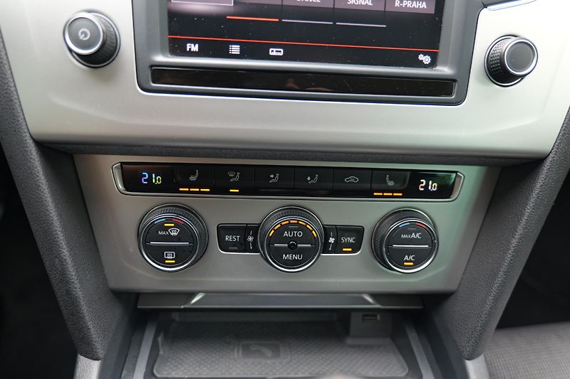 Volkswagen Passat 2.0 TDI 110 kW DCC BLIS ACC Ta - fotka 28 z 34