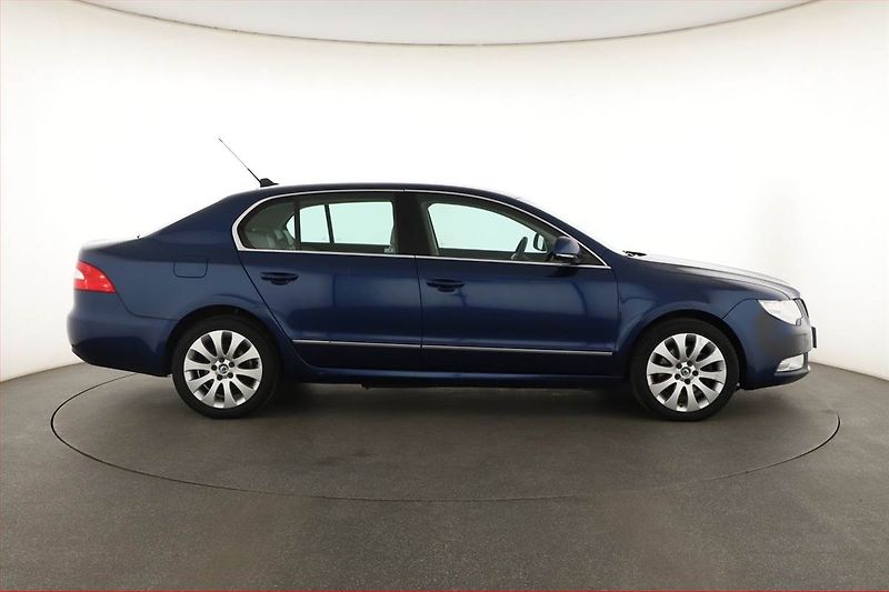 Škoda Superb (2008) Elegance 2.0 TDI, Xenony - fotka 6 z 19