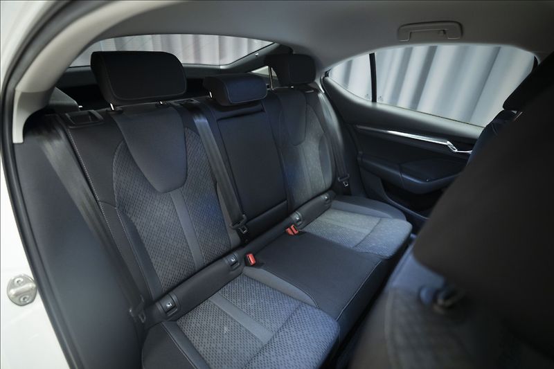 Škoda Octavia 2,0 TDI ČR KEYLESS VÝHŘEV ČR - fotka 12 z 39