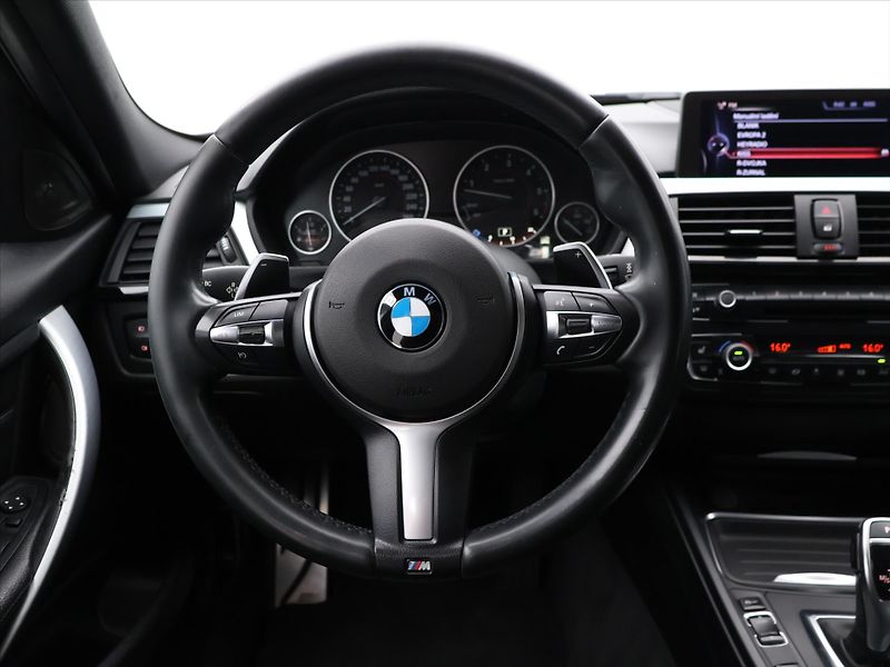 BMW Řada 3 3,0 330d xDrive 190kW M-paket - fotka 19 z 35