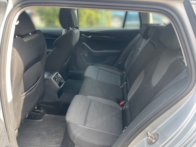 Škoda Octavia 2,0 TDI Ambition 4x4 DSG - fotka 8 z 11