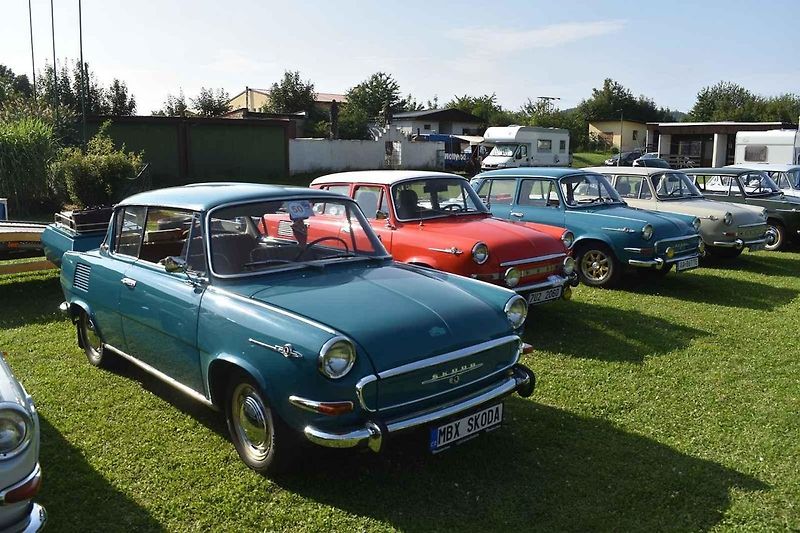 Škoda 1000 MBG s historickým pozadím.