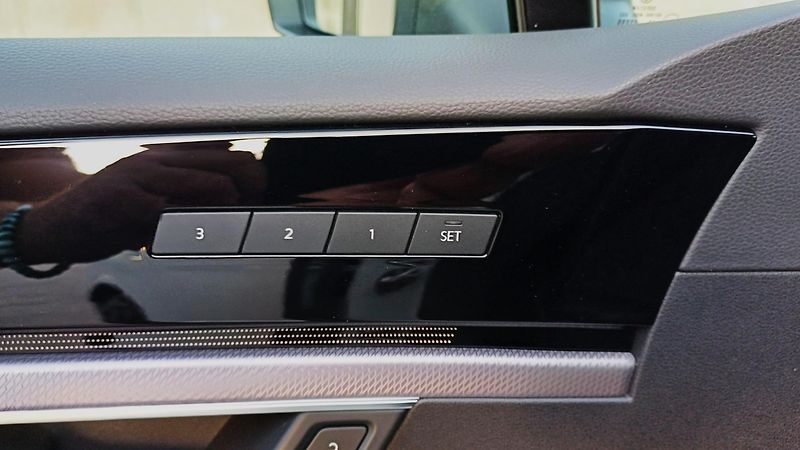 Volkswagen Touareg R-LINE 210kW-WEBASTO-HUD-TZ- - fotka 21 z 50