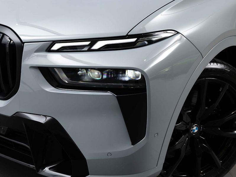 BMW X7 xDrive40i - fotka 8 z 25