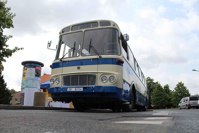 Dva dny si mohli zájemci prohlížet historický autobus Karosa ŠL11 z roku 1979, který na stanovišti před přesunutým kostelem Nanebevzetí Panny Marie v Mostě vystavoval Dopravní podnik měst Mostu a Litvínova.