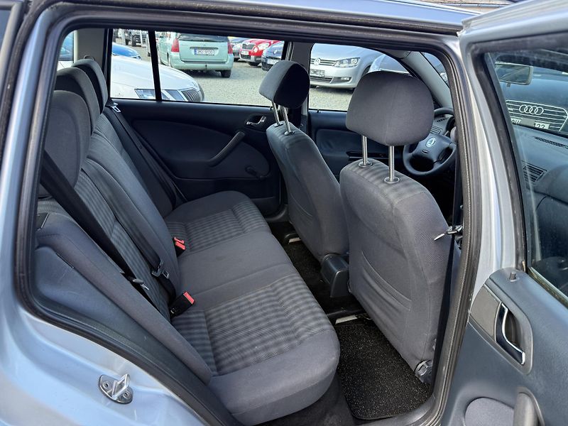 Škoda Octavia 1.6i TOUR - fotka 11 z 13