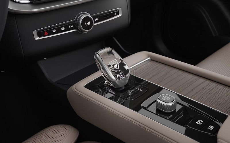 Volvo XC90 (2026) B5 AWD PLUS DARK - fotka 16 z 17