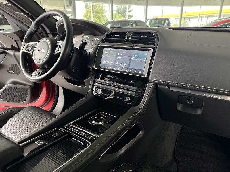 Jaguar F-Pace 20d AWD*AUT*R-SPORT*REZERVACE! - fotka 14 z 39
