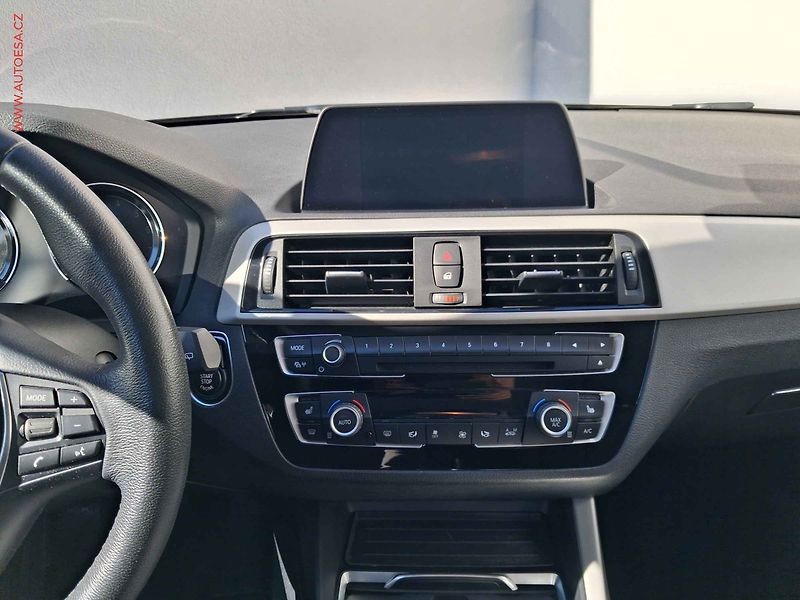 BMW Řada 1 (2018) 1.5i 118i, LED, navi, +ALU - fotka 12 z 21