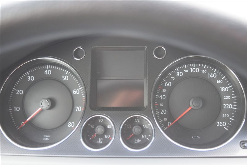 Volkswagen Passat 1,6 i 75KW PO SERVISE - fotka 25 z 41
