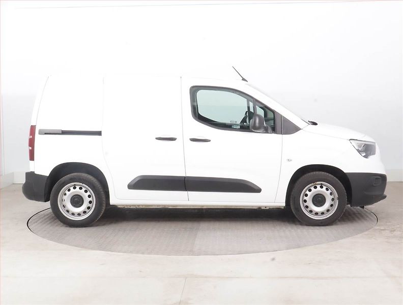 Opel Combo (2022) 1.5 CDTI, 3Místa, ČR, 1Maj - fotka 6 z 17