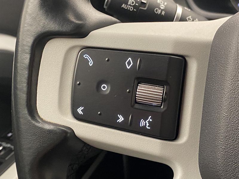 Land Rover Defender 110 D250 SE AWD AUT CZ - fotka 19 z 49