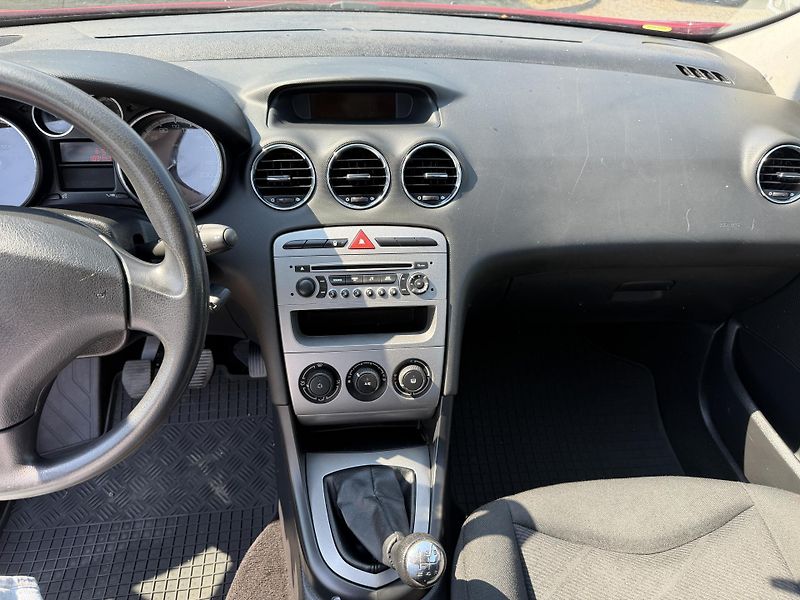 Peugeot 308 1.4i - fotka 17 z 22