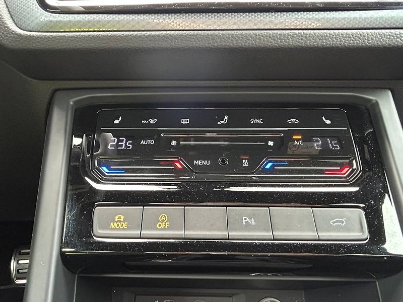 Volkswagen Touran (2023) 2.0 TDI 110kW DSG  Webasto LED - fotka 17 z 32