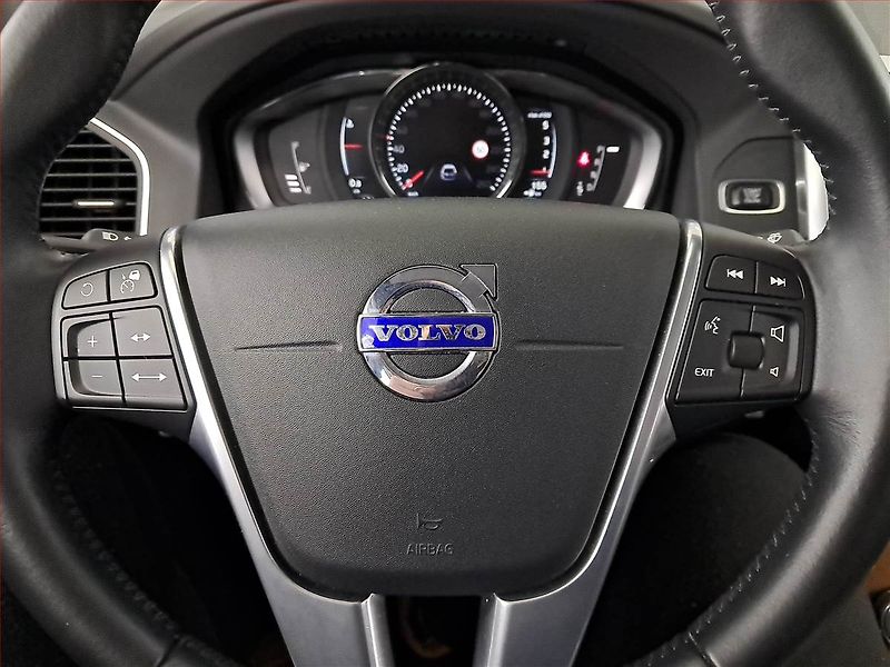 Volvo XC60 (2015) D4, 4X4, Automat, ČR,1.maj - fotka 18 z 19