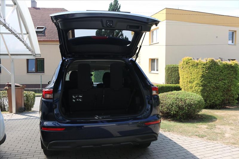 Mitsubishi Outlander 2,4 PHEV, 7míst, Invite - fotka 49 z 53