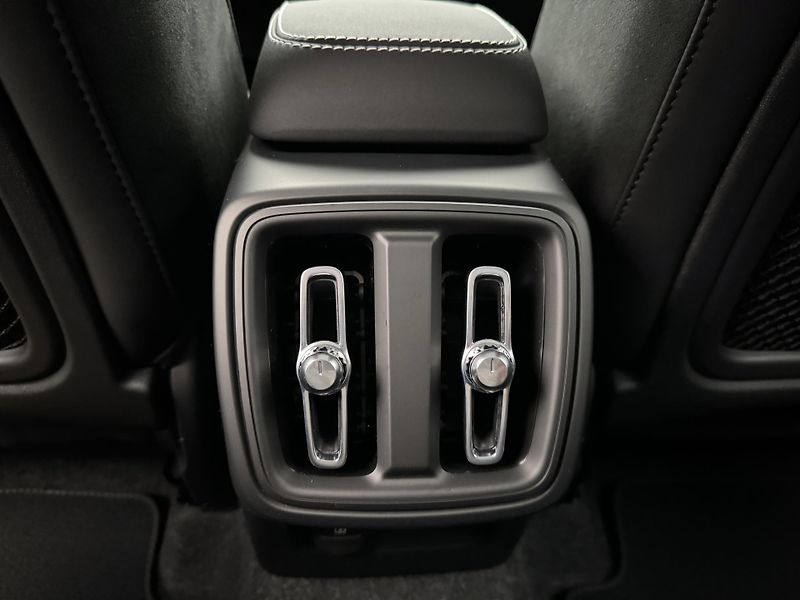Volvo XC40 (2026) B3 AUT DARK PLUS - fotka 21 z 23