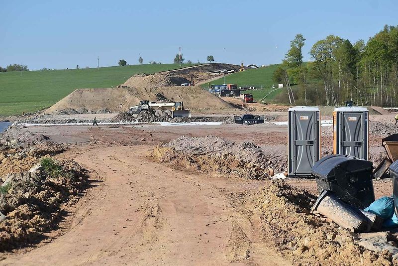 Stavba dálnice D11 v Královci 28. dubna 2025.