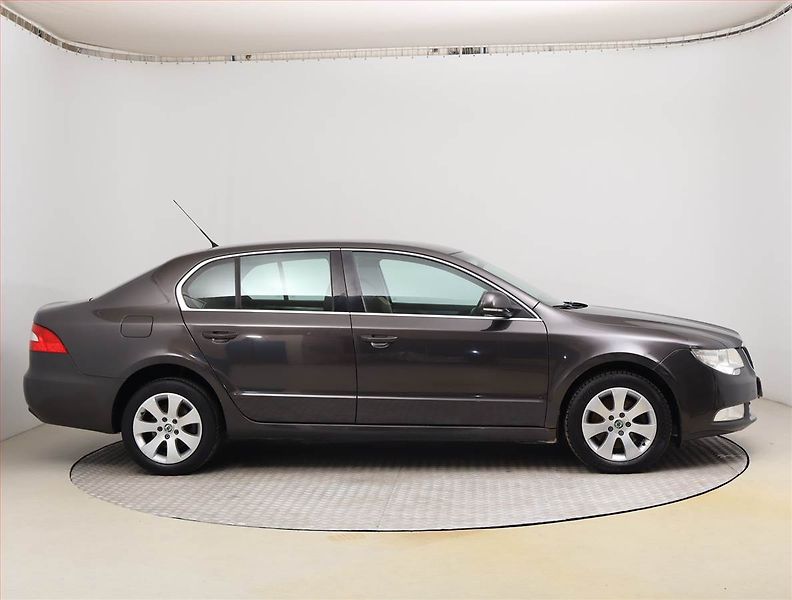 Škoda Superb (2009) Ambiente 2.0 TDI, Xenony - fotka 6 z 20
