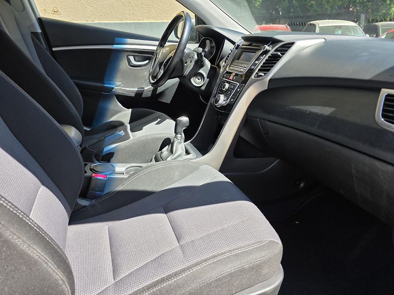Hyundai i30 (2014) 1.6-NÍZKÉ KM-nová STK-CEBIA - fotka 15 z 16