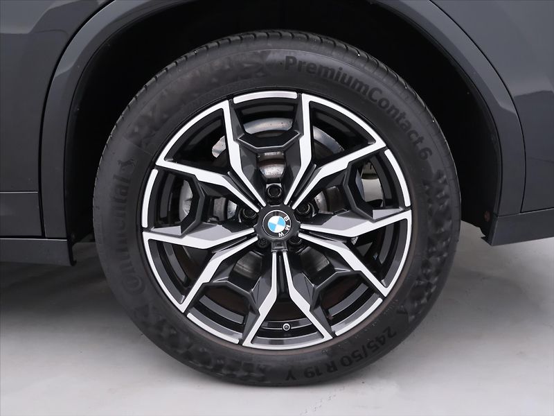 BMW X4 2,0 20i xD 135kW M-Paket Laser - fotka 34 z 41