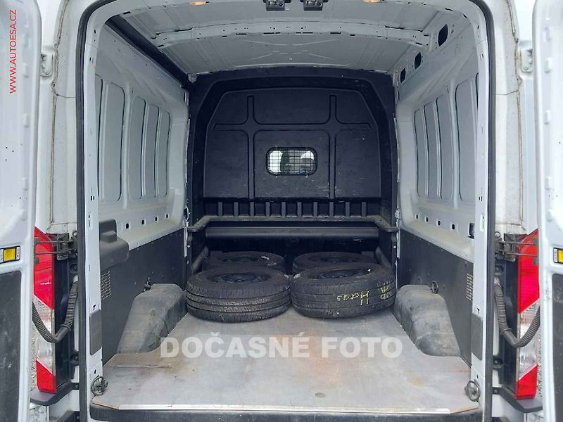 Ford Transit (2021) 2.0TDCi L3H2 6míst, Trend - fotka 14 z 15