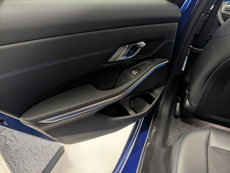 BMW Řada 3 320 i xDrive - fotka 25 z 31