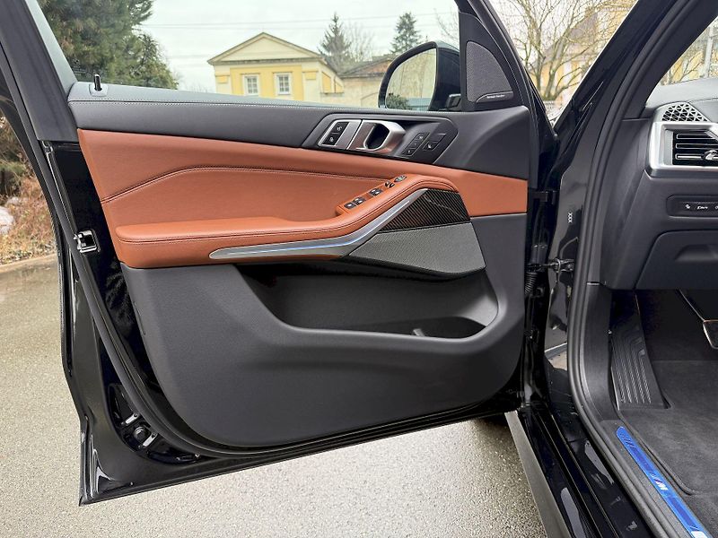 BMW X5 xDrive40d M-PRO Individual AIR - fotka 13 z 50