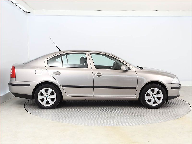 Škoda Octavia (2008) Elegance 1.6, Xenony, Tempomat - fotka 6 z 14