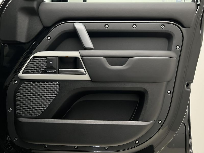 Land Rover Defender 110 D250 X-DYNAMIC HSE 1. maj - fotka 57 z 57