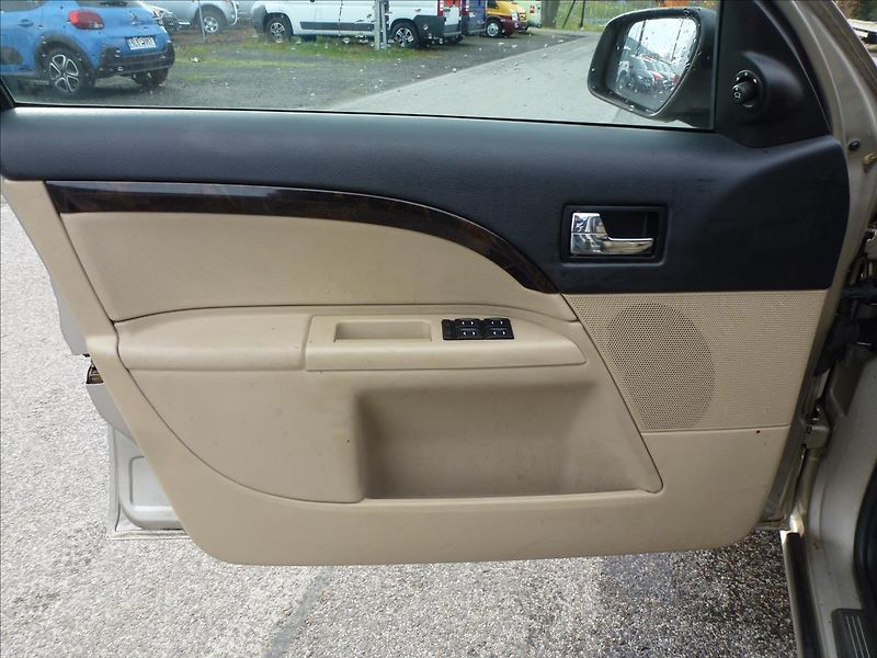 Ford Mondeo 2,5 i V6 24V Ghia Automat - fotka 12 z 49