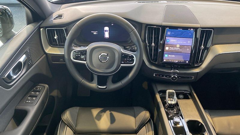 Volvo XC60 (2026) PLUS BLACK EDITION, B5 AWD, 18 - fotka 9 z 14