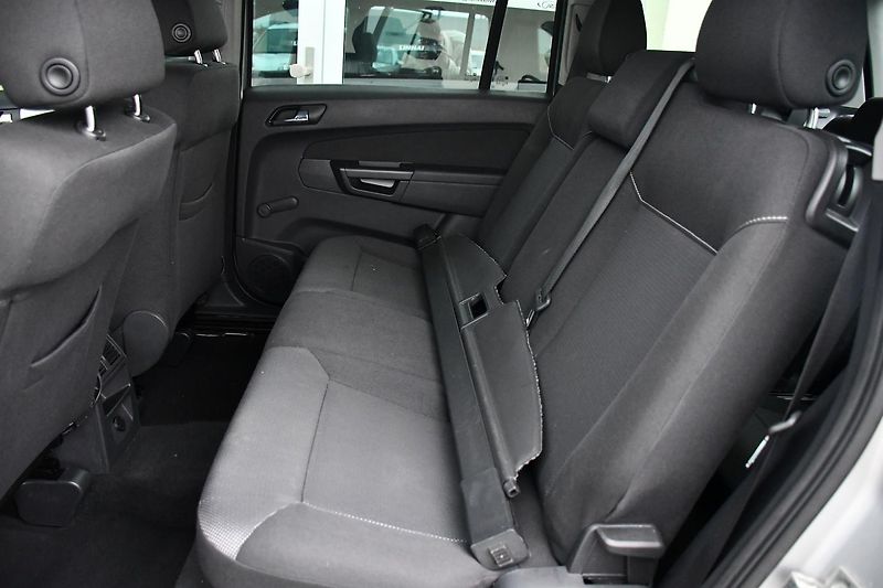 Opel Zafira 1.8i VYHŘ. SEDAČKY TAŽNÉ 7MÍST - fotka 18 z 28