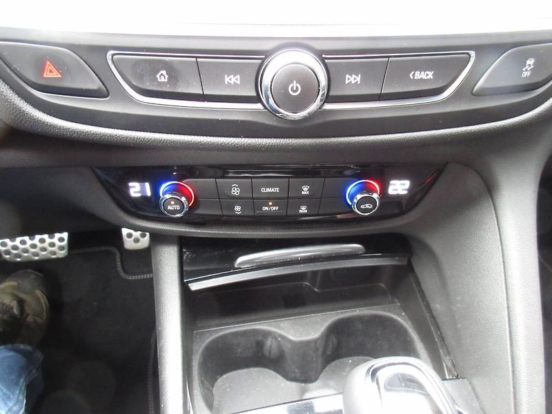 Opel Insignia GSi Sports Tourer F 2.0 SHT & - fotka 20 z 49