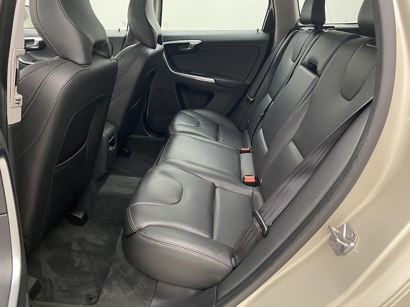 Volvo XC60 D4 AWD SUMMUM AUT  - fotka 5 z 42