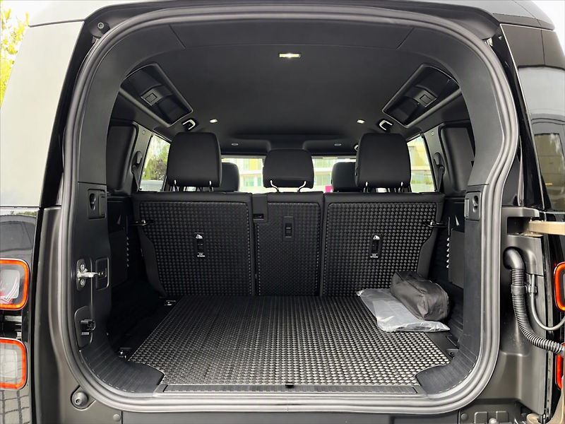 Land Rover Defender (2026) 110 D250 X-DYNAMIC SE - fotka 4 z 24