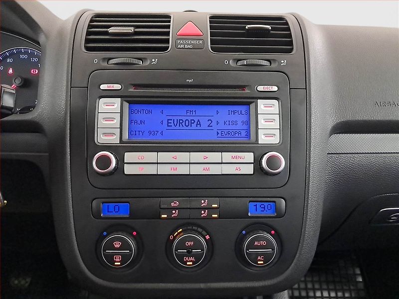 Volkswagen Golf (2008) 1.4 16V, po STK, rezervace - fotka 12 z 15