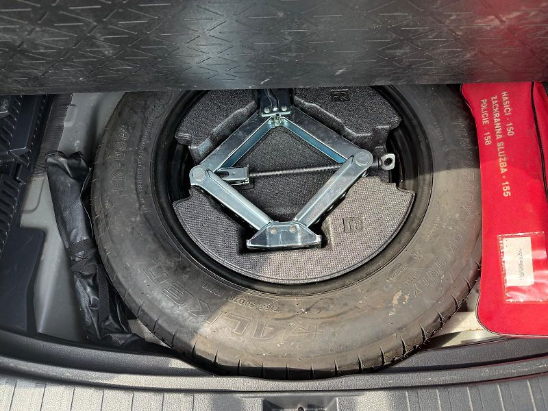 Toyota RAV4 2.5 HSD e-CVT AWD Selection - fotka 25 z 28