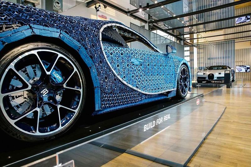Skutečné Bugatti Chiron a jeho model z Lega