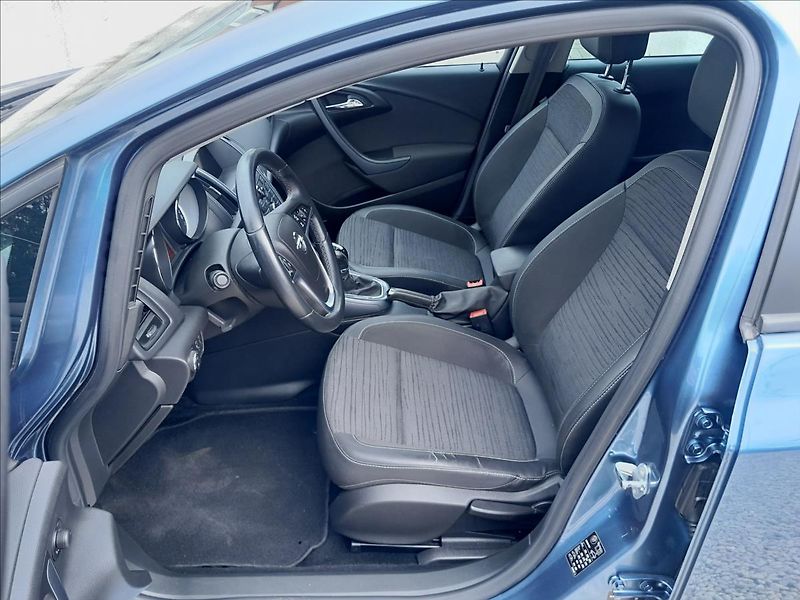 Opel Astra 1,6 TDCI 100kW SPORTS TOURER - fotka 16 z 51
