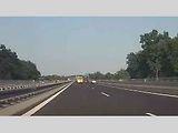 Tahle kritická situace ukazuje, jak užitečná jsou zpětná zrcátka. A jak důležité je také je používat.