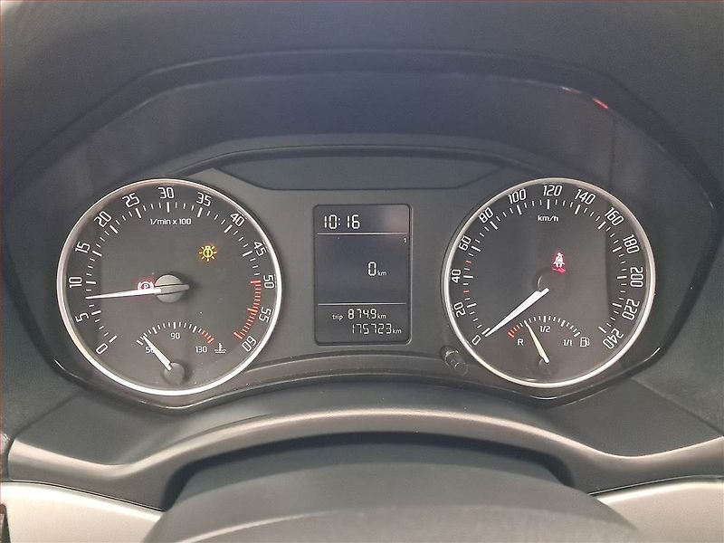 Škoda Octavia (2012) Ambition 1.6 TDI, Tempomat - fotka 11 z 16