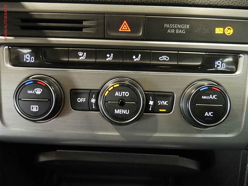 Volkswagen Golf Sportsvan (2015) 1.2 TSi, ČR, AC, temp - fotka 14 z 19