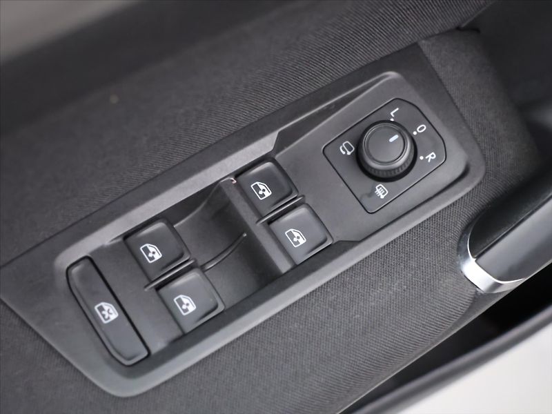 Volkswagen Touran 1,5 TSI EVO 110kW HighLline - fotka 18 z 34