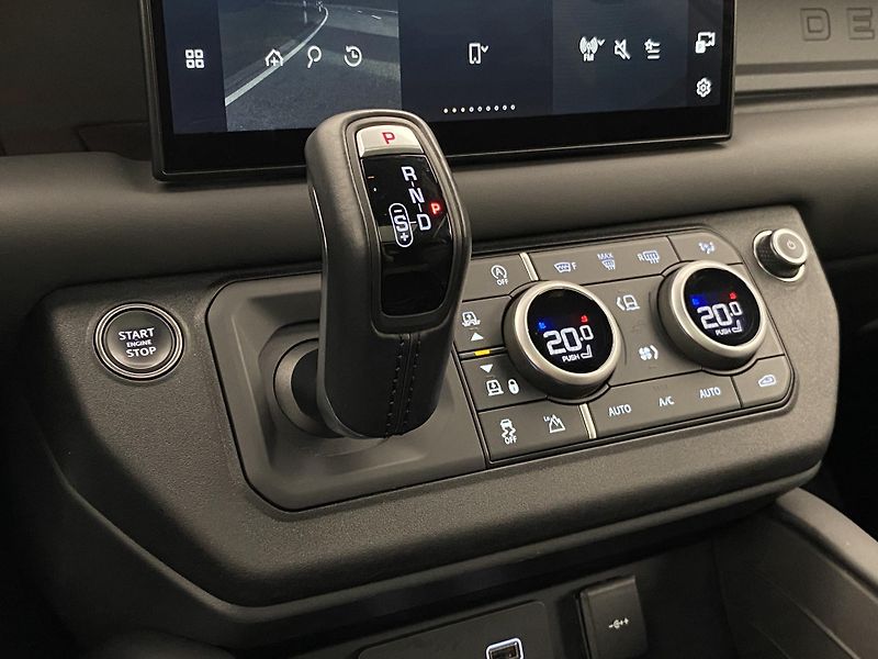 Land Rover Defender 110 P400 X-DYNAMIC REZERVACE - fotka 26 z 49