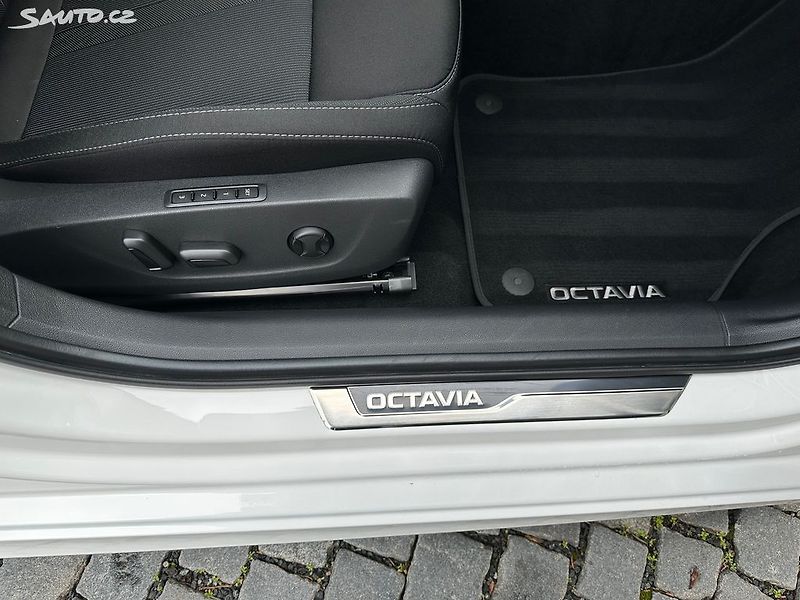 Škoda Octavia 2,0 TDI Sportline paket - fotka 22 z 43