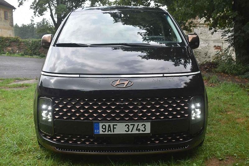 Auto se hodí k pohodlnému cestování nejen po českých luzích a hájích